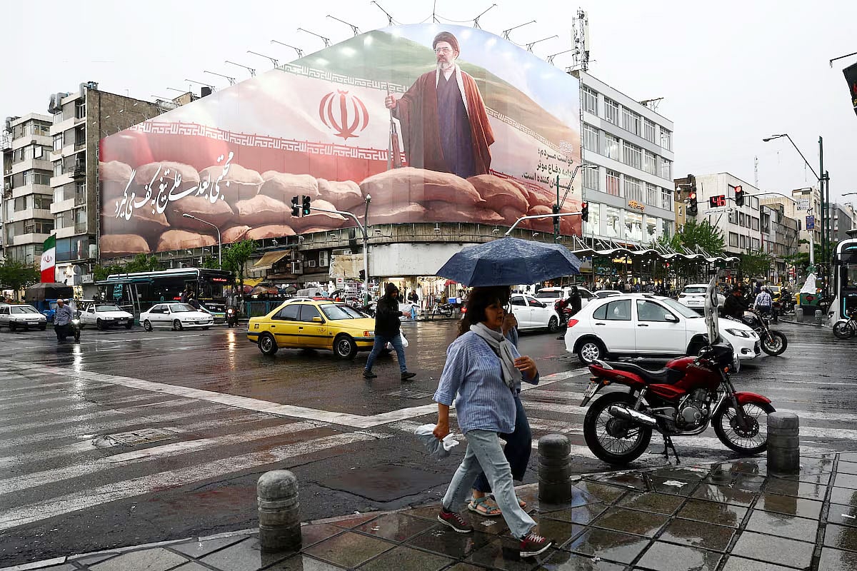 ইরানের রাজধানী তেহরানের পথে চলছে লোকজন