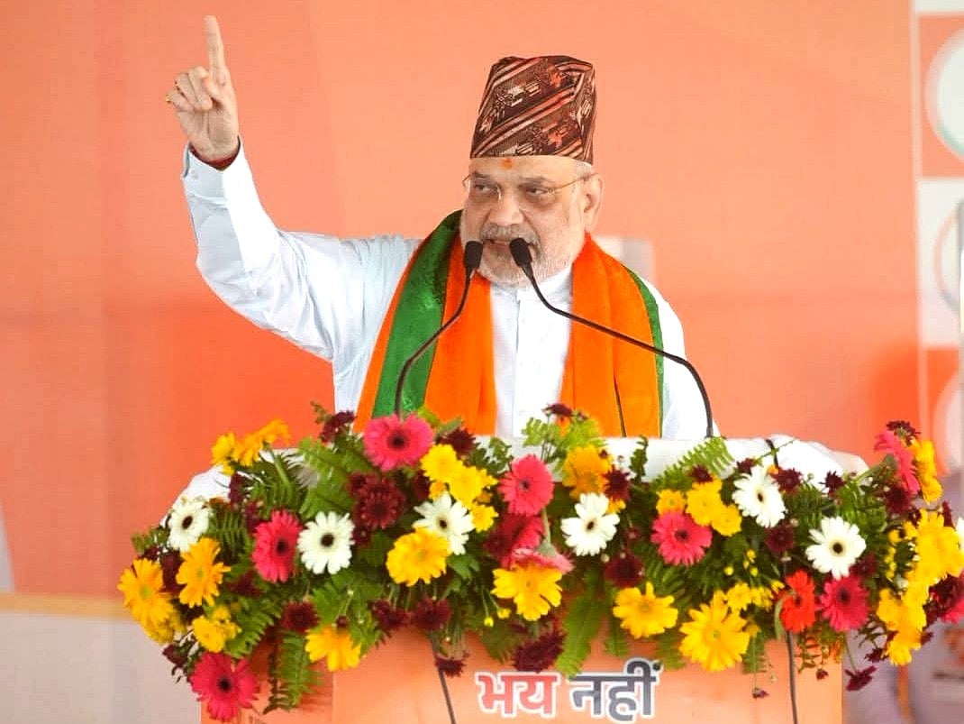 প্রথম দফার প্রচারের শেষ দিনে সুকনায় আয়োজিত জনসভায় বক্তব্য দেন ভারতের কেন্দ্রীয় স্বরাষ্ট্রমন্ত্রী অমিত শাহ। কার্শিয়াং, পশ্চিমবঙ্গ। ২১ এপ্রিল ২০২৬