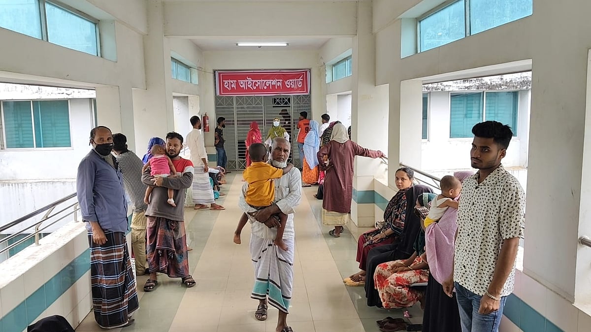শিশুদের নিয়ে হাসপাতালে এসেছেন অভিভাবকেরা। সম্প্রতি ময়মনসিংহ মেডিকেল কলেজ হাসপাতালের হাম আইসোলেশন ওয়ার্ডের সামনে