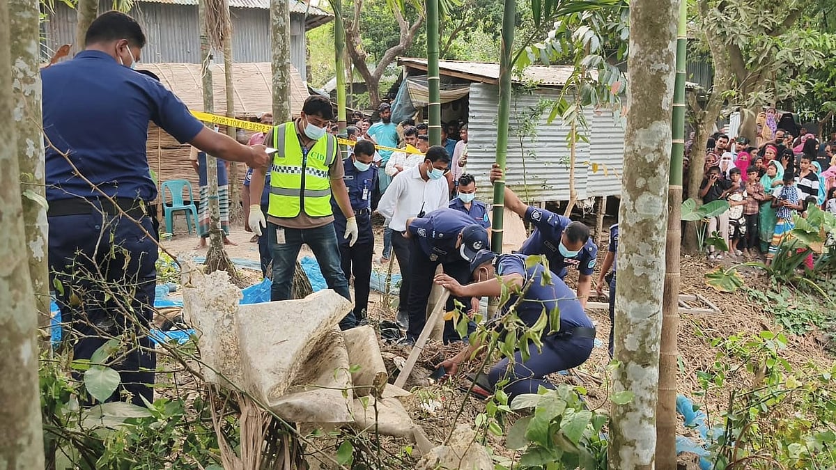 অর্ধগলিত লাশটি আজ পুরোনো কবর থেকে উদ্ধার করা হয়। আজ মঙ্গলবার বিকেলে শরীয়তপুর সদর উপজেলার চরচটাং গ্রামে
