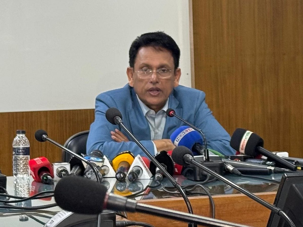 এসএসসি ও সমমানের প্রথম দিনের পরীক্ষা শেষ হওয়ার পর রাজধানীর সেগুনবাগিচায় আন্তর্জাতিক মাতৃভাষা ইনস্টিটিউটে সংবাদ ব্রিফিংয় করেন শিক্ষামন্ত্রী।