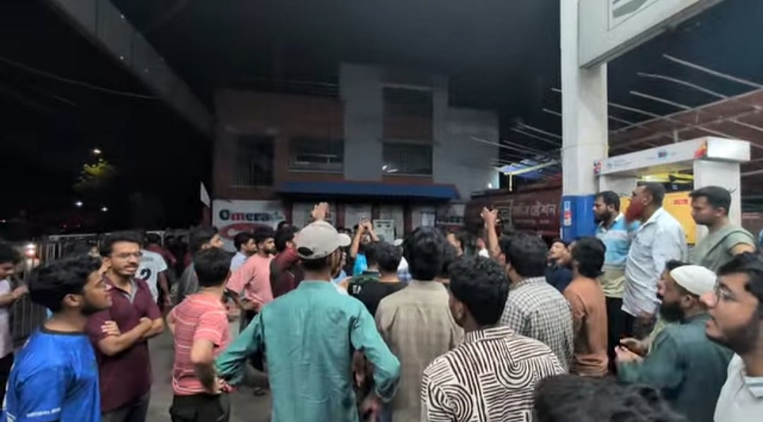 জাহাঙ্গীরনগর বিশ্ববিদ্যালয়ের একটি বাসের চালককে মারধরের প্রতিবাদ জানিয়ে বিক্ষোভ করেছেন শিক্ষার্থীরা। সোমবার দিবাগত রাত চারটার দিকে ঢাকার আসাদ গেট এলাকার সোনার বাংলা সার্ভিস স্টেশনে