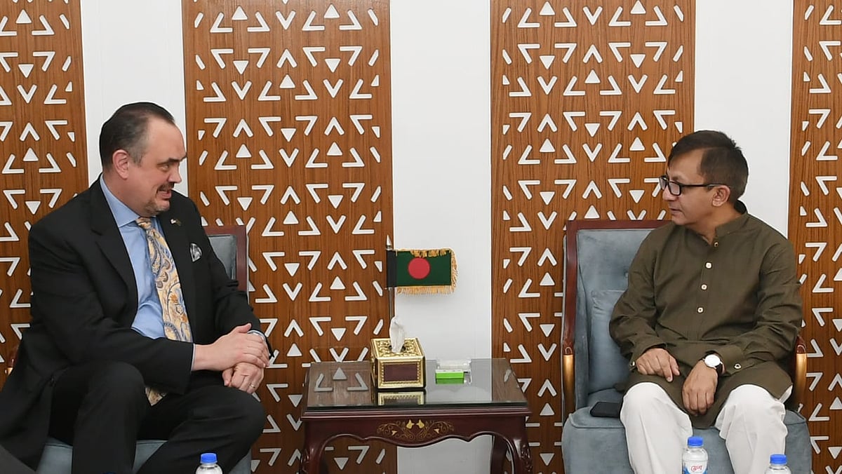 ঢাকায় নিযুক্ত যুক্তরাষ্ট্রের রাষ্ট্রদূত ব্রেন্ট টি ক্রিস্টেনসেন আজ মঙ্গলবার বাণিজমন্ত্রী খন্দকার আবদুল মুক্তাদিরের সঙ্গে তাঁর দপ্তরে বৈঠক করেন