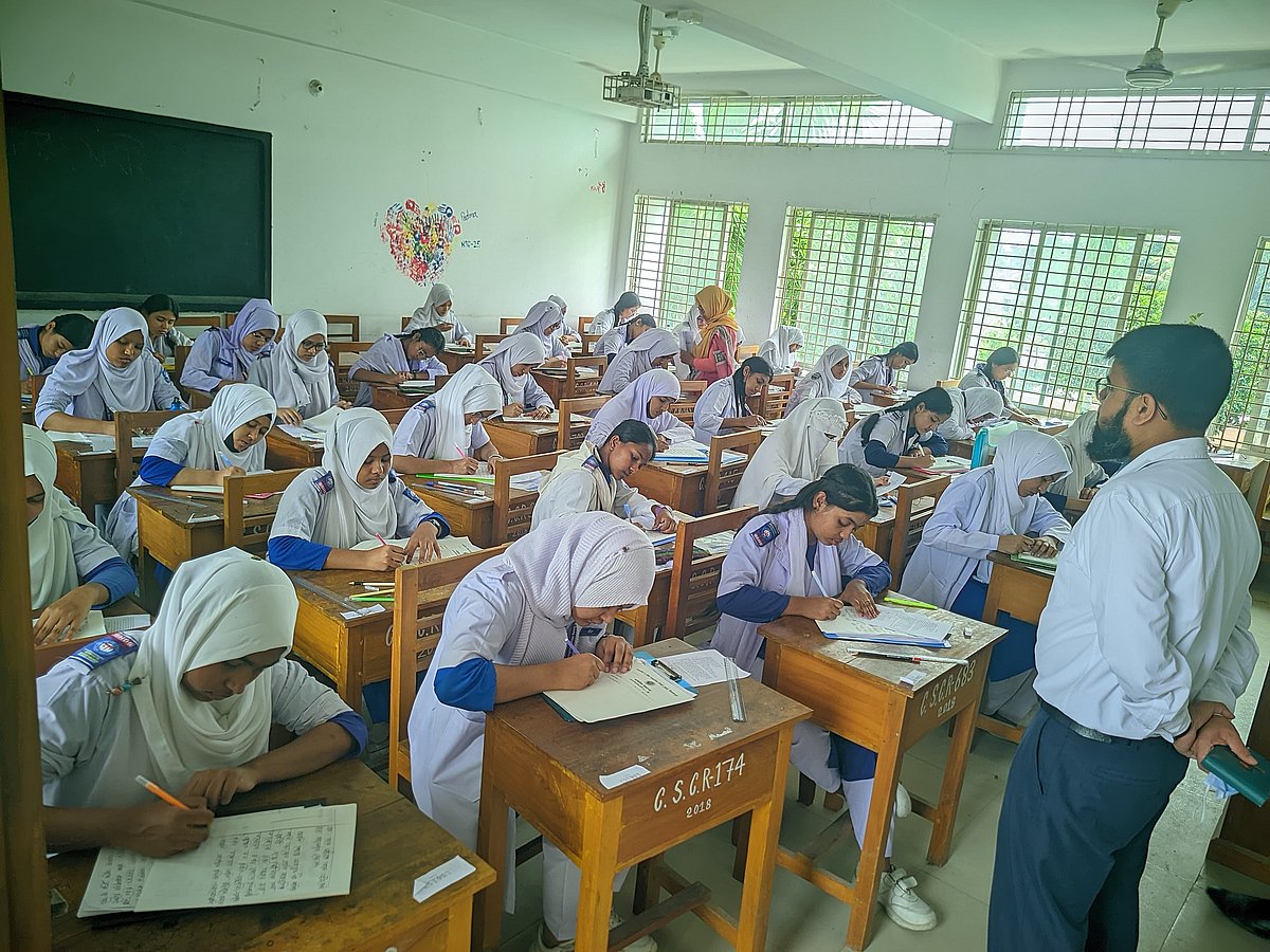 এসএসসি ও সমমানের পরীক্ষা চলছে। পরীক্ষায় মগ্ন শিক্ষার্থীরা। কালেক্টরেট স্কুল অ্যান্ড কলেজ, রংপুর, ২১ এপ্রিল ২০২৬