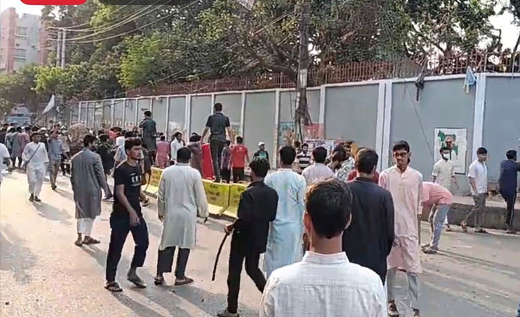 সংঘর্ষের সময় দুই পক্ষের নেতা-কর্মীদের হাতে লাঠিসোঁটা দেখা যায়। আজ বিকেলে চট্টগ্রাম সরকারি সিটি কলেজের সামনে