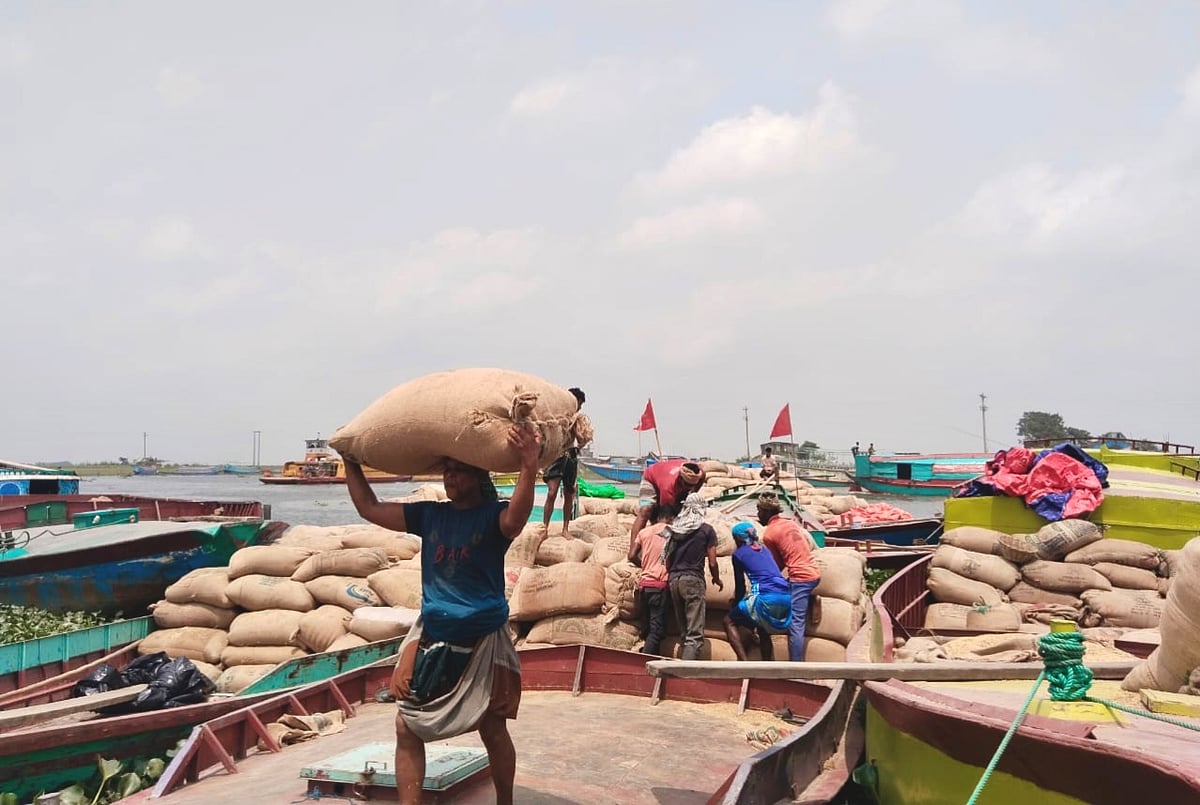 কিশোরগঞ্জ হাওরে শুরু হয়েছে বোরো ধান মাড়াই। বিভিন্ন হাওর থেকে নৌকাভর্তি করে ধানের বস্তা আনা হচ্ছে করিমগঞ্জের চামড়া নৌবন্দরের আড়তে। গত সোমবার