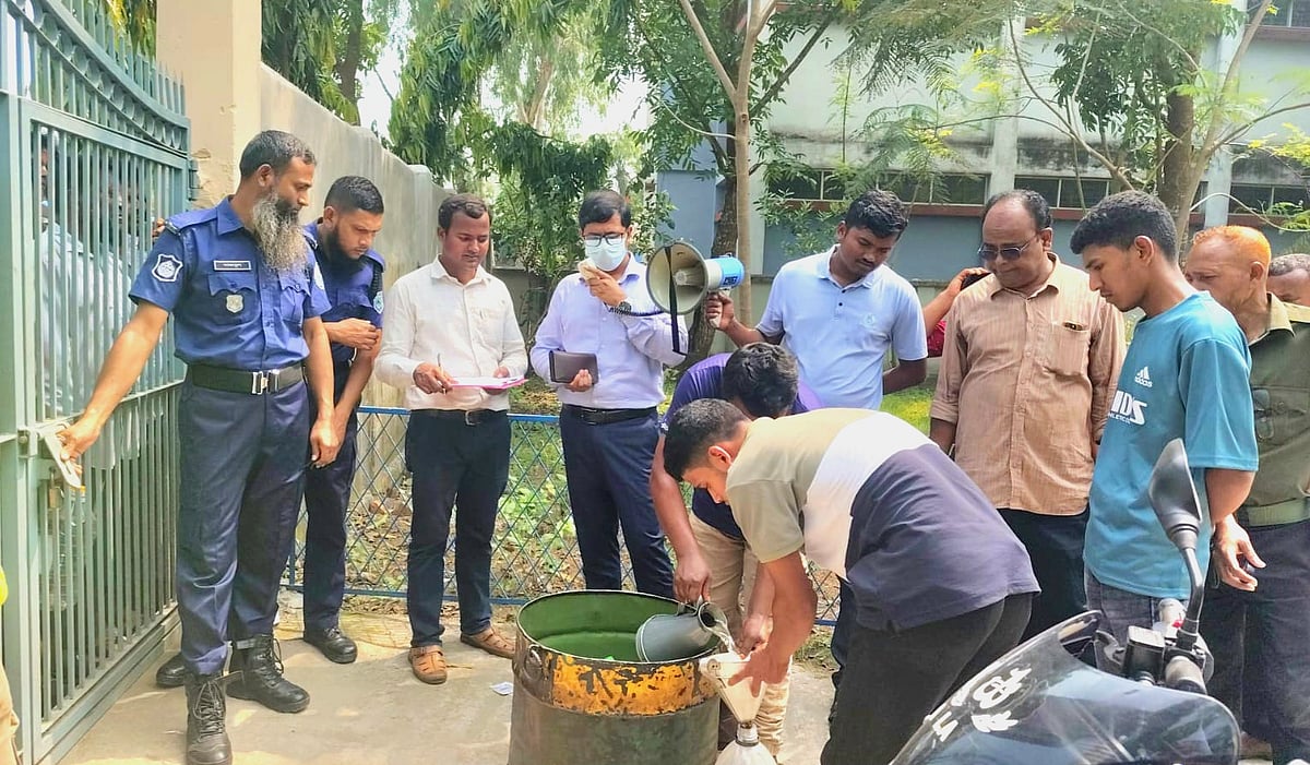 ঠাকুরগাঁওয়ে বেশি দামে বিক্রির জন্য ফিলিং স্টেশন থেকে পেট্রল কিনে নিয়ে যাচ্ছিলেন দুই ব্যক্তি। পথে পুলিশ তাদের আটক করে ২০০ লিটার পেট্রল জব্দ করে। পরে ভ্রাম্যমাণ আদালত পরিচালনা করে তাঁদের জরিমানা করা হয়