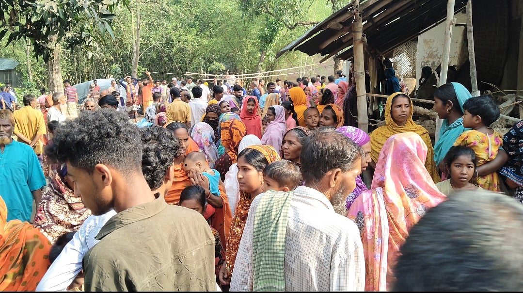 নওগাঁর নিয়ামতপুরের বাহাদুরপুর গ্রামে একই পরিবারের চারজন খুন হয়েছেন। ঘটনাস্থলে ভিড় জমিয়েছেন প্রতিবেশী ও স্বজনেরা। আজ মঙ্গলবার দুপুরে