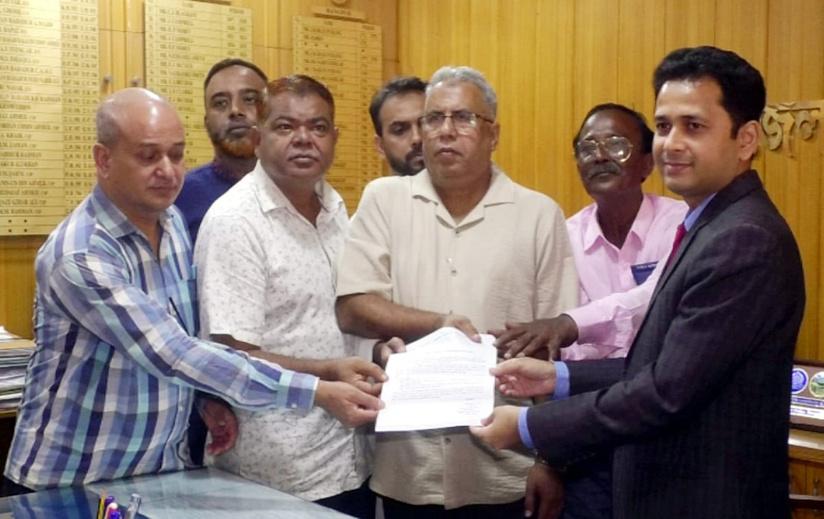 ভাড়া পুনর্নির্ধারণের দাবিতে রংপুর জেলা প্রশাসকের কাছে মোটর মালিক সমিতি ও মোটর শ্রমিক ইউনিয়নের নেতাদের স্মারকলিপি। মঙ্গলবার দুপুরে