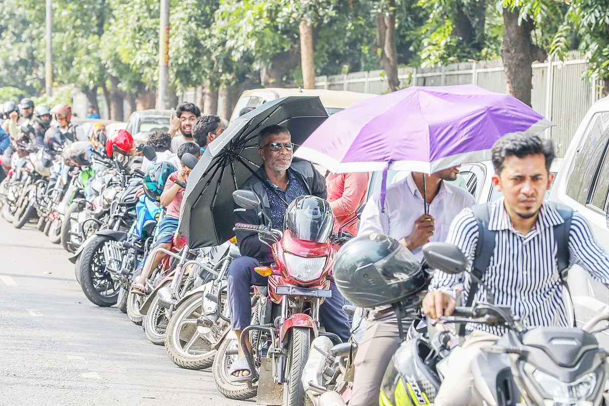 তেলের দাম বাড়ানোর পরও ফিলিং স্টেশনগুলোয় যানবাহনের দীর্ঘ লাইন কমেনি