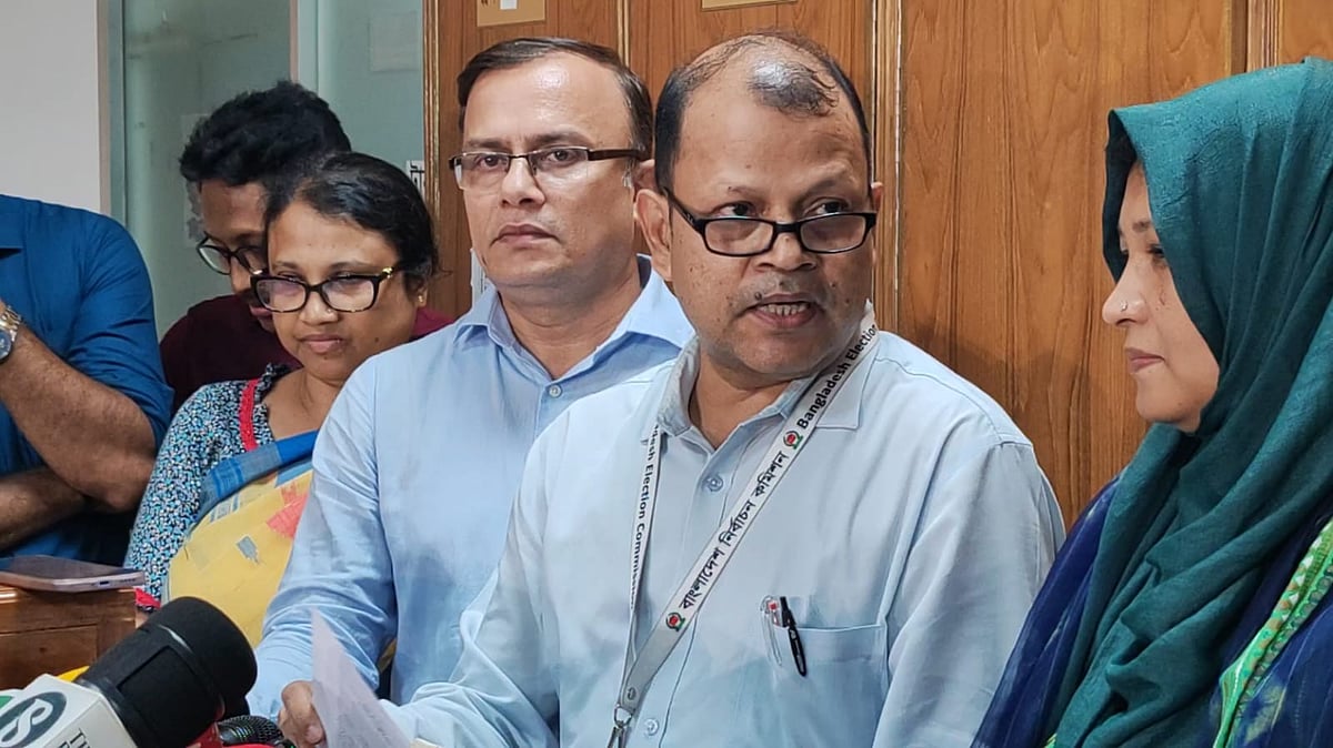 মনোনয়নপত্র গ্রহণ শেষে সাংবাদিকদের ব্রিফিং করেন নির্বাচন কমিশন সচিবালয়ের যুগ্ম সচিব ও রিটার্নিং কর্মকর্তা মো. মঈন উদ্দীন খান। নির্বাচন ভবন, ঢাকা; ২১ এপ্রিল ২০২৬