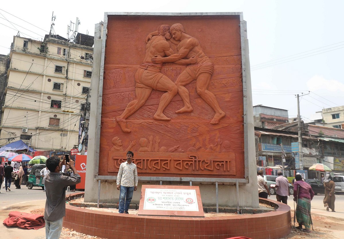 চট্টগ্রামের  লালদীঘি চত্বরে বলীখেলার প্রতিকৃতি–সংবলিত ম্যুরালের উদ্বোধন করা হয়