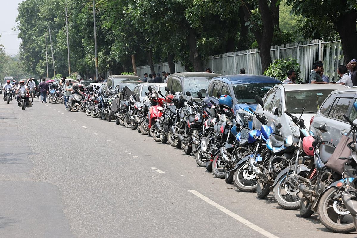 জ্বালানি তেলের জন্য মোটরসাইকেল ও গাড়ির এই লাইন রাজধানীর আসাদ গেটে ফিলিং স্টেশনে। আজ বুধবার দুপুরে