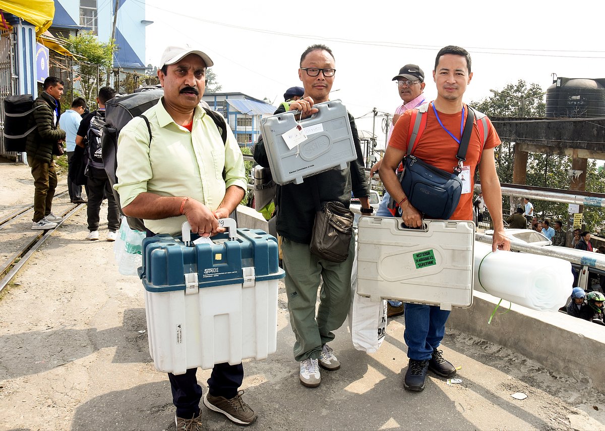 পশ্চিমবঙ্গে ইভিএম নিয়ে ভোটকেন্দ্রের উদ্দেশ্যে যাচ্ছেন নির্বাচনী কর্মকর্তারা। ২২ এপ্রিল ২০২৬, দার্জিলিং