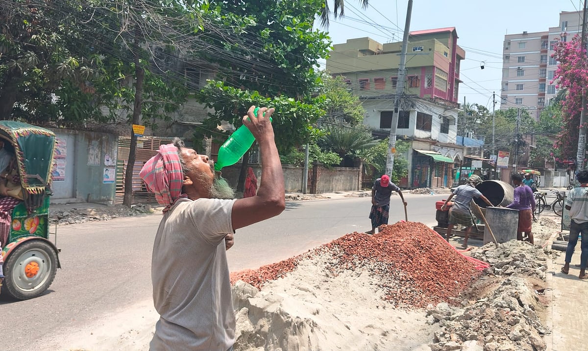 রাজশাহীতে আজ বুধবার বিকেলে মৌসুমের সর্বোচ্চ তাপমাত্রা ৪০ ডিগ্রি সেলসিয়াস রেকর্ড করা হয়েছে। এমন তাপমাত্রার মধ্যে কাজ করছেন শ্রমজীবী মানুষ। জরিপ উদ্দিন নামের এক শ্রমিক পানি পান করছেন। আজ দুপুরে নগরের সাগরপাড়া এলাকায়