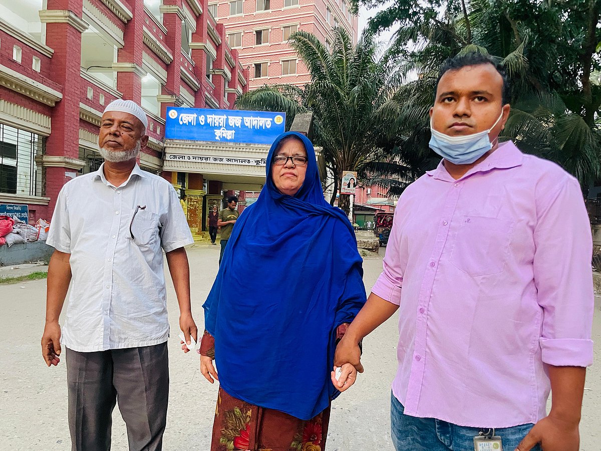 তনু হত্যা মামলায় গ্রেপ্তার আসামির রিমান্ড শুনানি শেষে কুমিল্লার আদালত প্রাঙ্গণে তনুর বাবা-মা এবং ভাই। বুধবার সন্ধ্যার দিকে