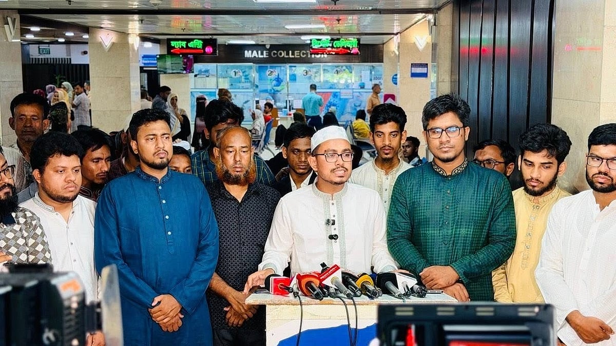 চট্টগ্রাম সরকারি সিটি কলেজে ছাত্রদল–শিবিরের সংঘর্ষের সময় আহত শিবিরকর্মীকে দেখতে গিয়ে সাংবাদিকদের সঙ্গে কথা বলেন ডাকসু ভিপি সাদিক কায়েম। আজ সকালে নগরের পাঁচলাইশে