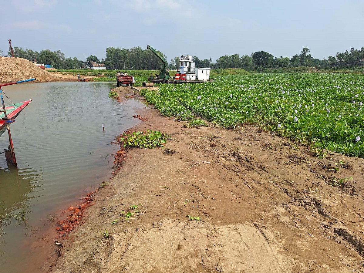 টাঙ্গাইলের মির্জাপুর ও বাসাইল উপজেলার মধ্য দিয়ে প্রবাহিত বংশী নদীর পাথরঘাটা খেয়াঘাটে শুষ্ক মৌসুমে ইজারাদার সড়ক তৈরি করে লোকজন ও যানবাহন পারাপার করেন। বর্ষা মৌসুমে পানি এলেও সড়ক অপসারণ করা হয় না। মঙ্গলবার দুপুরে তোলা