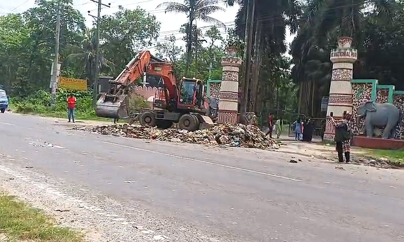 খননযন্ত্র ও ট্রাক নিয়ে এসব বর্জ্য অপসারণ করে গাজীপুর সিটি করপোরেশন কর্তৃপক্ষ। আজ বুধবার বেলা ১টার দিকে তোলা