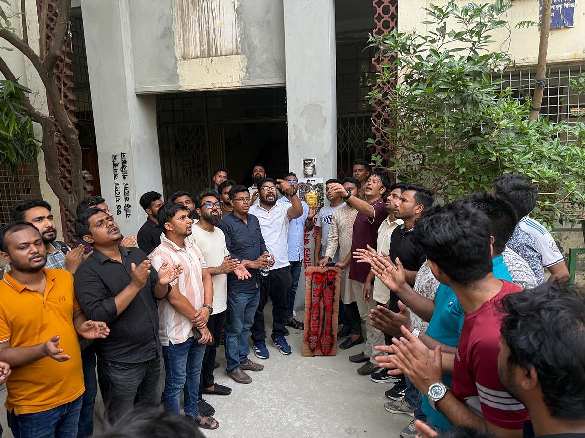 ‘গুপ্ত রাজনীতি’র বিরুদ্ধে দেয়াললিখন কর্মসূচি পালন করেছে ছাত্রদলের জগন্নাথ বিশ্ববিদ্যালয় শাখা। ২২ এপ্রিল, ২০২৬