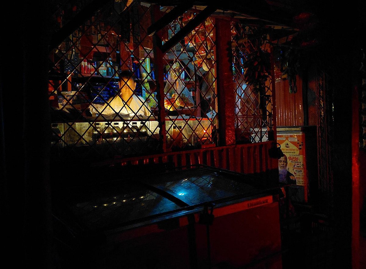 কয়েক বছর ধরেই গ্রীষ্ম মৌসুমে নিয়মিত লোডশেডিং হচ্ছে। আর বিদ্যুতের ঘাটতি পূরণে শুরুতেই সরবরাহ কমানো হয় গ্রামে