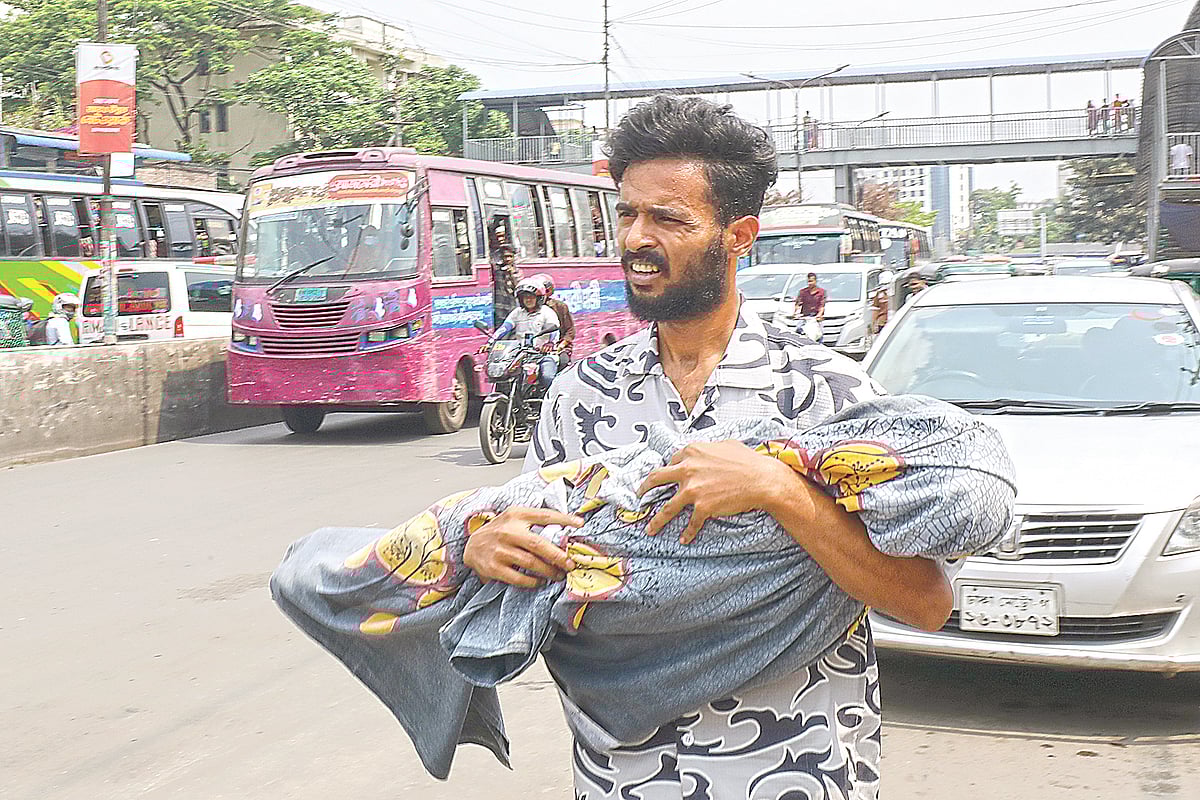 হামসহ অন্যান্য জটিলতার কাছে হার মানতে হয়েছে সাদমানকে। শিশুটির মরদেহ এভাবে চাদরে ঢেকে বাড়ির পথে তার এক স্বজন। আলোচিত এই ছবি মঙ্গলবার রাজধানীর মহাখালী এলাকা থেকে তোলেন প্রথম আলোর জ্যেষ্ঠ ফটোসাংবাদিক খালেদ সরকার।