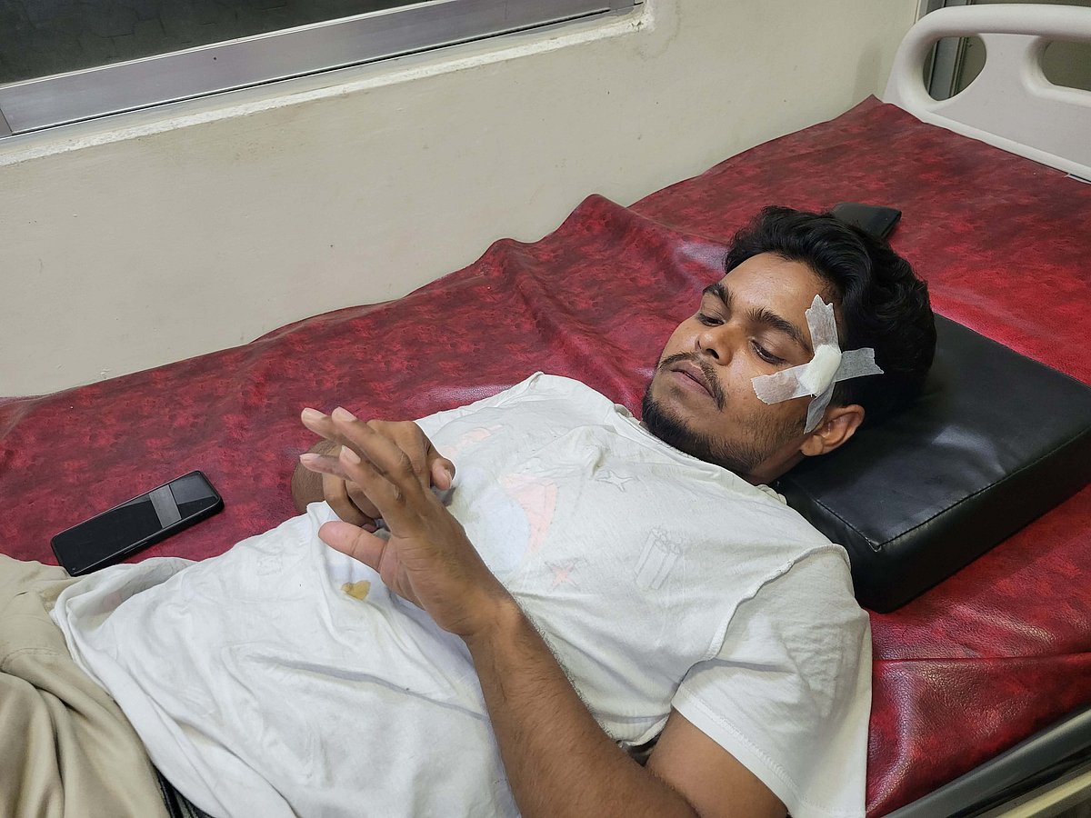 ছুরিকাঘাত আহত শিক্ষার্থী শেখ মোহাম্মদ আবুল হাসান। মঙ্গলবার রাতে আহত হয়ে রাজশাহী বিশ্ববিদ্যালয়ের চিকিৎসা কেন্দ্রে চিকিৎসা নেন। গতকাল মঙ্গলবার রাতে