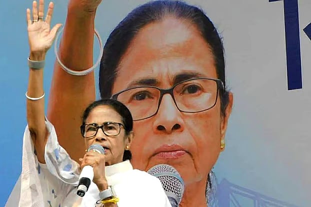 একটি নির্বাচনী জনসভায় বক্তব্য দিচ্ছেন পশ্চিমবঙ্গের মুখ্যমন্ত্রী ও তৃণমূল নেত্রী মমতা বন্দ্যোপাধ্যায়