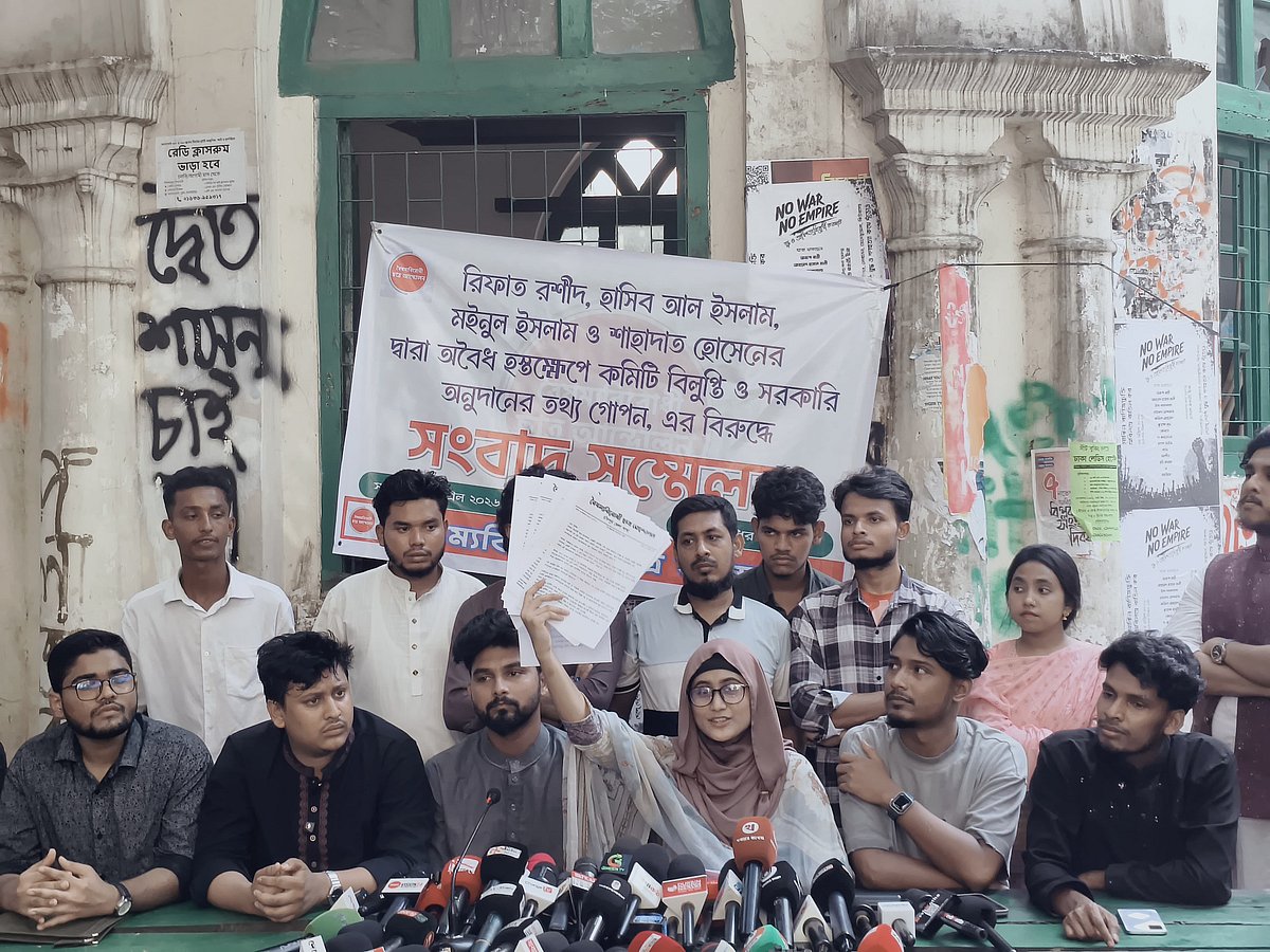 সংবাদ সম্মেলনে বৈষম্যবিরোধী ছাত্র আন্দোলনের মুখপাত্র সিনথিয়া জাহীন আয়েশাসহ সংগঠনের কয়েকজন নেতা। বৃহস্পতিবার বিকেলে ঢাকা বিশ্ববিদ্যালয়ের মধুর ক্যানটিনের সামনে