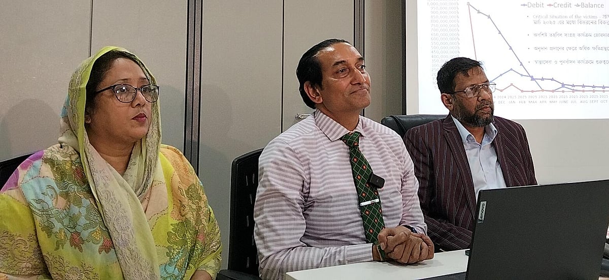 সংবাদ সম্মেলনে জুলাই শহীদ স্মৃতি ফাউন্ডেশনের প্রধান নির্বাহী কর্মকর্তা লেফটেন্যান্ট কর্নেল (অব.) কামাল আকবর। আজ বৃহস্পতিবার বিকেলে রাজধানীর শাহবাগে ফাউন্ডেশনের কার্যালয়ে