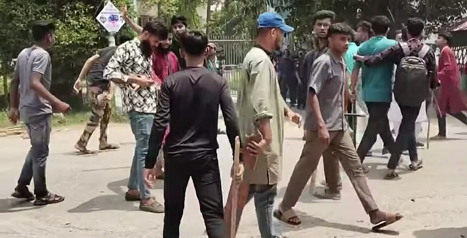 আধিপত্য বিস্তারকে কেন্দ্র করে সংঘর্ষে জড়ায় ছাত্রদল ও ছাত্রশিবিরের নেতা–কর্মীরা। আজ বৃহস্পতিবার বেলা সাড়ে ১১টার দিকে পাবনার ঈশ্বরদী সরকারি কলেজের ফটকে