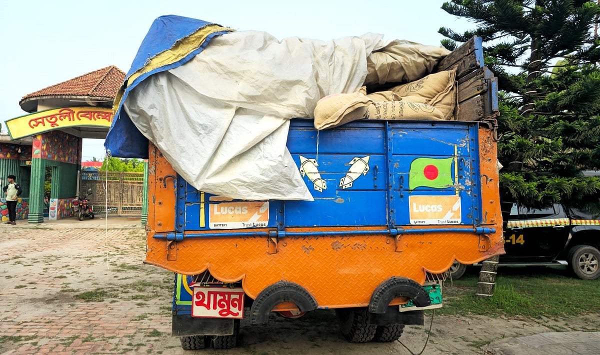 সরকারি চালসহ জব্দকৃত ট্রাক। আজ বৃহস্পতিবার সকালে জামালপুর শহরের ডাকপাড়া এলাকায়