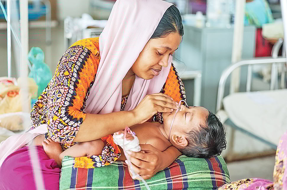 ঢাকার ডিএনসিসি কোভিড–১৯ ডেডিকেটেড হাসপাতালে হামে আক্রান্ত শিশু আবদুল্লাহ। গতকাল দুপুরে