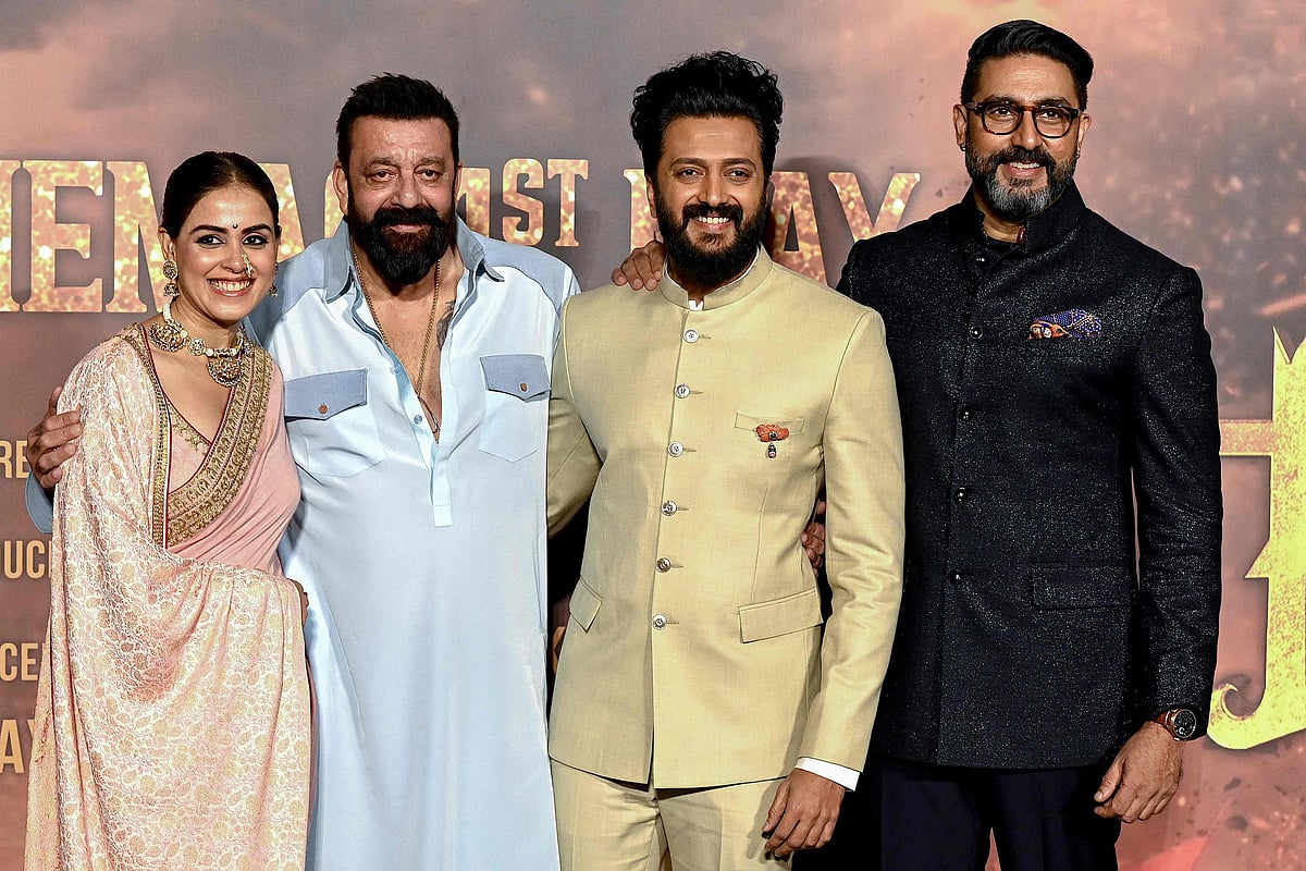 `রাজা শিবাজি'র ট্রেলার মুক্তি অনুষ্ঠানে জেনেলিয়া ডি’সুজা, সঞ্জয় দত্ত, রিতেশ দেশমুখ ও অভিষেক বচ্চন। ছবি: এএফপি