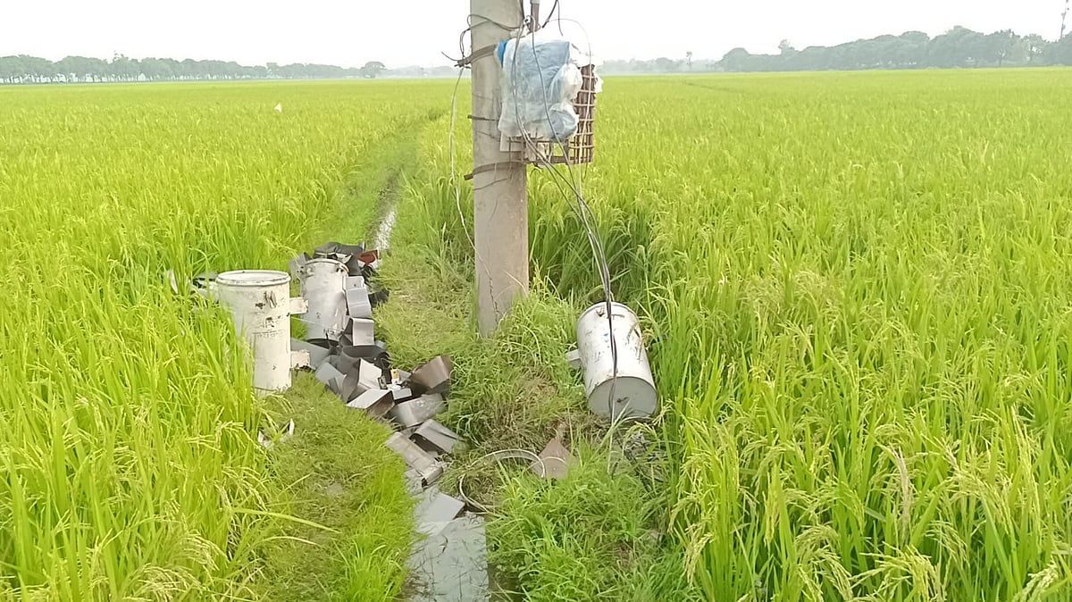 ফসলের মাঠের গভীর নলকূপের ট্রান্সফরমার থেকে তামার তার চুরি করে দুর্বৃত্তরা। আজ বৃহস্পতিবার সকালে জয়পুরহাটের আক্কেলপুর উপজেলার চকরঘুনাথ গ্রামে