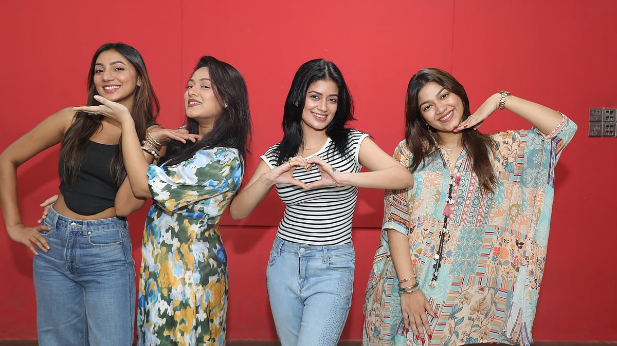 মহড়ার ফাঁকে সুনেরাহ্ বিনতে কামাল, দীঘি, মন্দিরা চক্রবর্তী ও পারসা ইভানার খুনসুটি। ছবি: কবির হোসেন