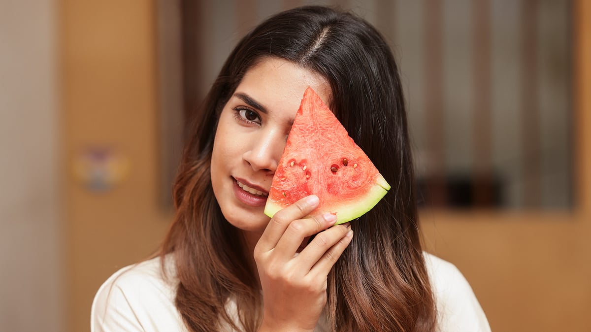 তরমুজ প্রায় সব ধরনের ত্বকে আর্দ্রতা ফিরিয়ে এনে শুষ্ক ত্বককে নরম করে