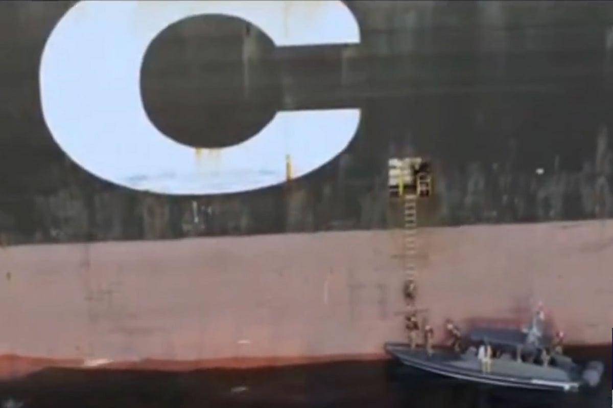 মই বেয়ে জাহাজে উঠছেন ইরানের নিরাপত্তা বাহিনীর সদস্যরা