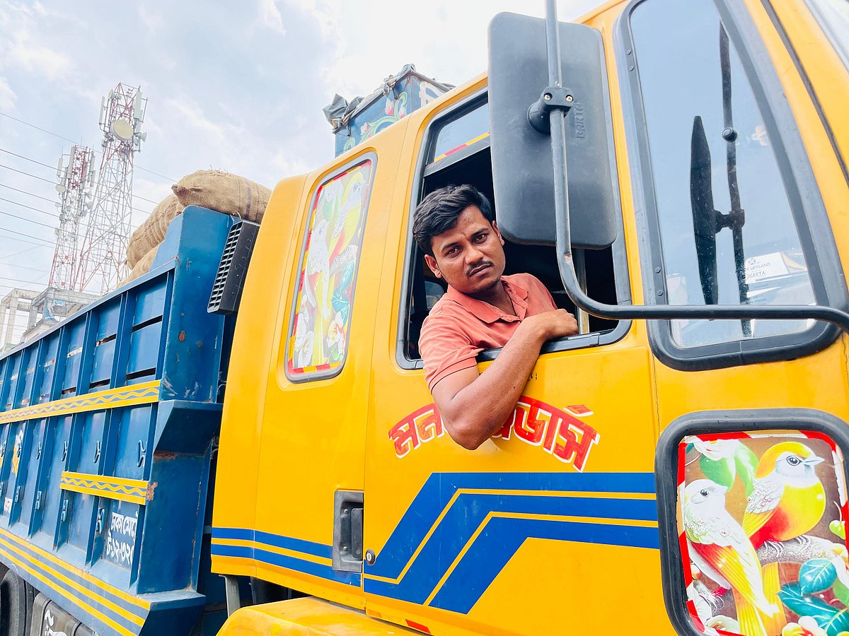 রংপুর থেকে কুমিল্লার নিমসার কাঁচাবাজারে আলুবোঝাই ট্রাক নিয়ে এসেছেন মোহাম্মদ রাজু। তেলসংকটে তাঁর চোখেমুখে হতাশার ছাপ। বুধবার দুপুরে নিমসার বাজারে