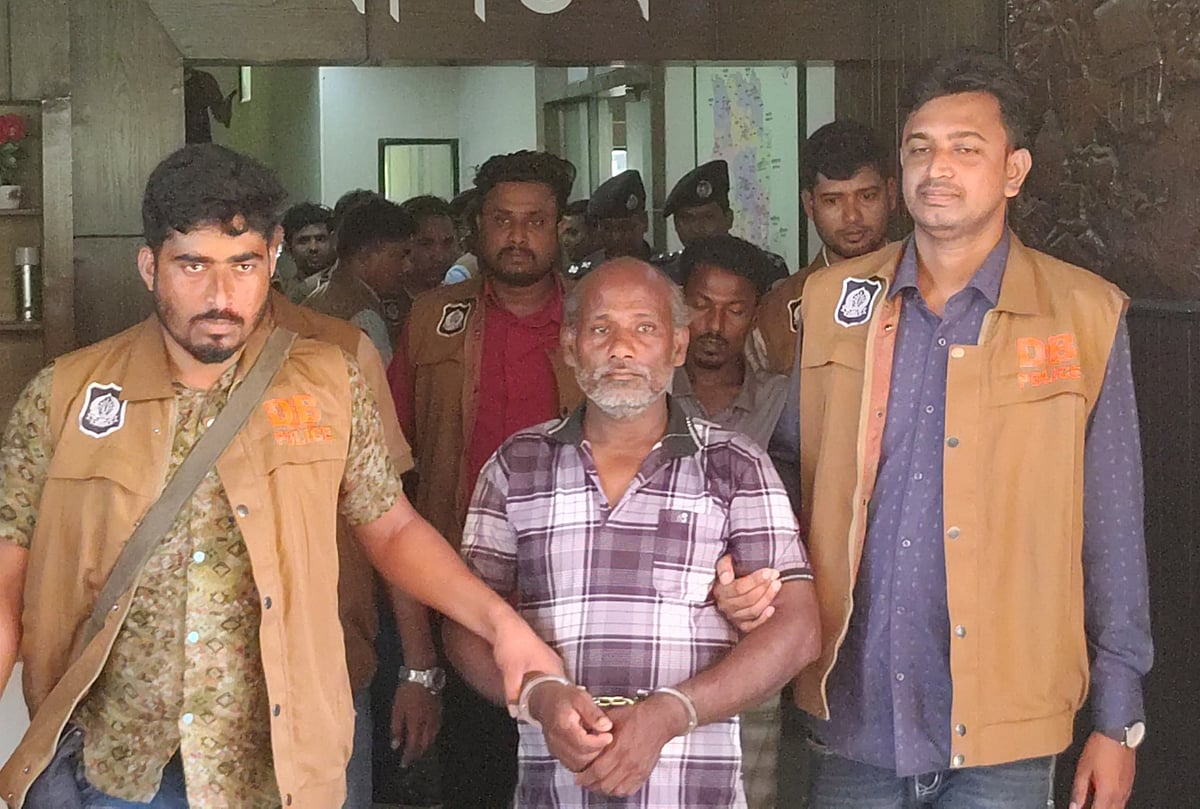 নওগাঁর নিয়ামতপুরে একই পরিবারের চারজনকে গলা কেটে হত্যার ঘটনায় গ্রেপ্তার ব্যক্তিদের আদালতে নেওয়া হয়। গতকাল বুধবার বিকেলে নওগাঁ আদালত চত্বরে