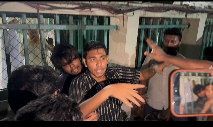 হামলাকারীদের হাত থেকে রক্ষায় এ বি জুবায়েরের সামনে এসে দাঁড়ান ছাত্রদলের নেতা নাহিদুজ্জামান শিপন