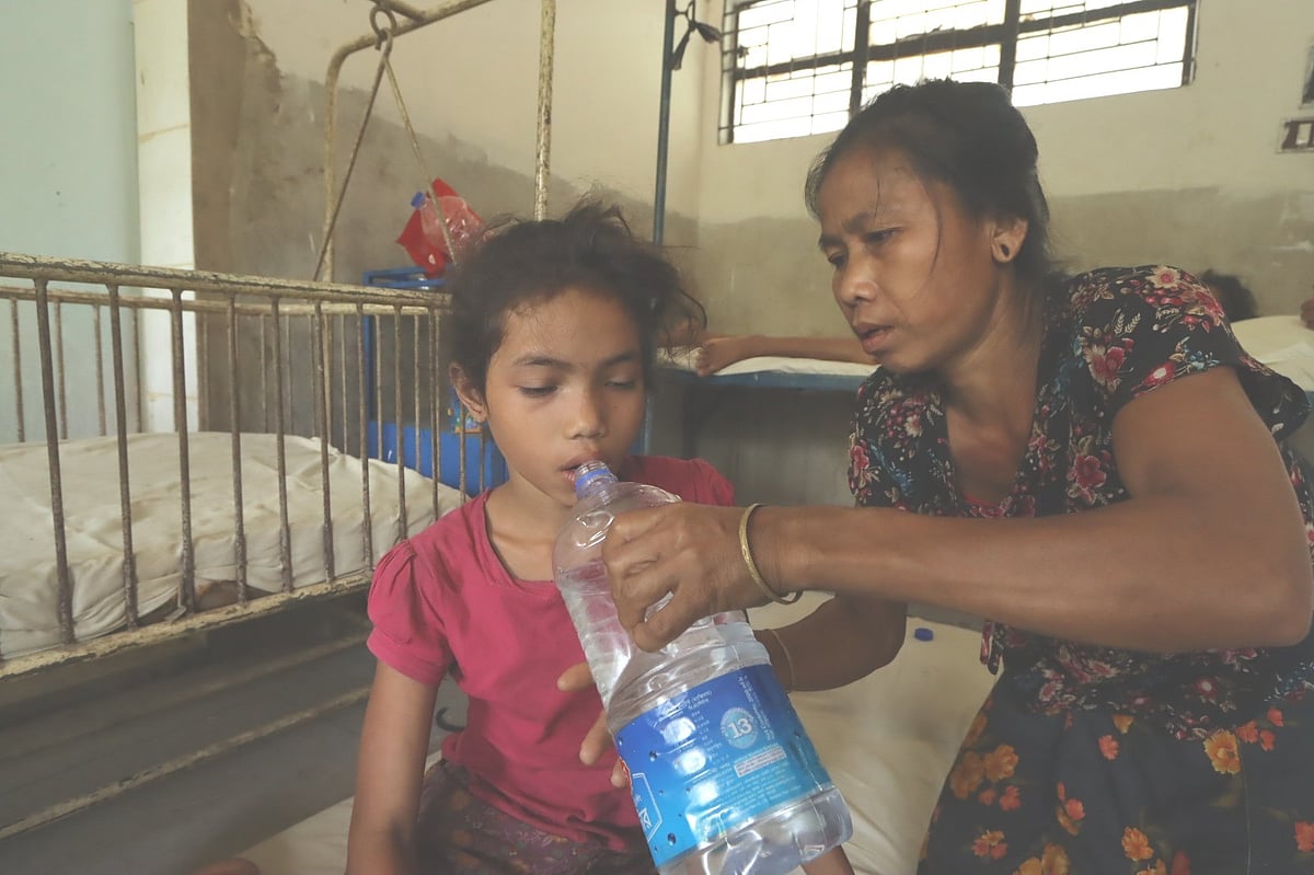 বান্দরবানের আলীকদম উপজেলা স্বাস্থ্যকেন্দ্রে হামের লক্ষণ নিয়ে হাসপাতালে ভর্তি এক শিশুর পাশে তার মা। আজ সকালে তোলা