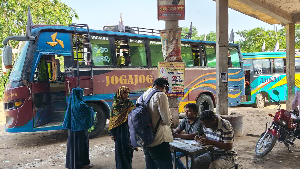 জ্বালানি তেলের দাম বাড়ায় ভাড়া বৃদ্ধির দাবি জানিয়েছেন পরিবহনশ্রমিকেরা। গতকাল বুধবার বিকেলে দিনাজপুর বাস টার্মিনালে