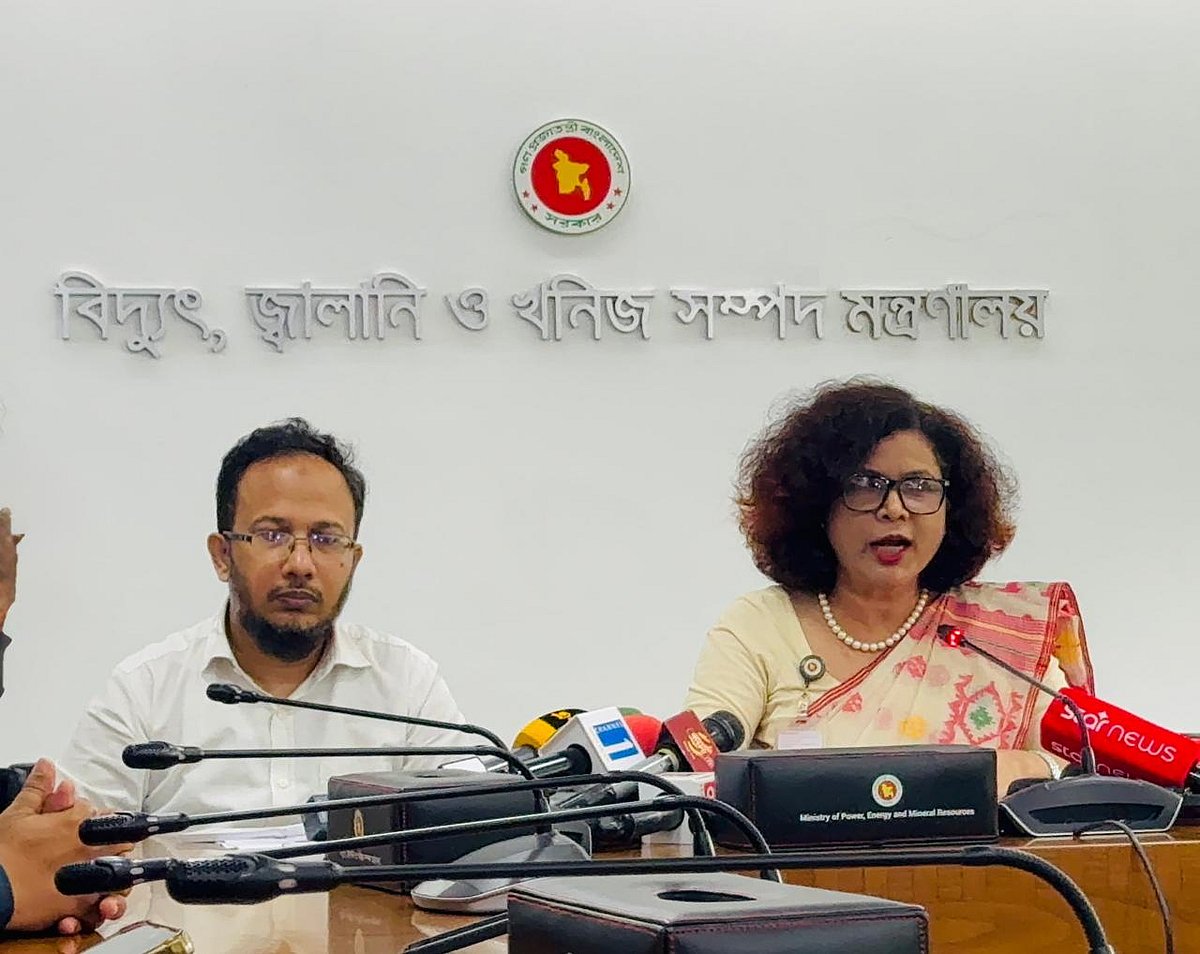 বিদ্যুৎ, জ্বালানি ও খনিজ সম্পদ মন্ত্রণালয়ের সভাকক্ষে সংবাদ সম্মেলনে বক্তব্য দেন বিদ্যুৎ বিভাগের যুগ্ম সচিব উম্মে রেহানা