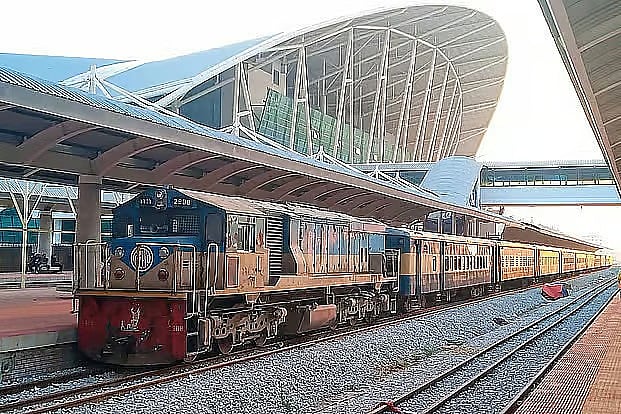 কক্সবাজার স্টেশনে অপেক্ষারত প্রবাল এক্সপ্রেস ট্রেন