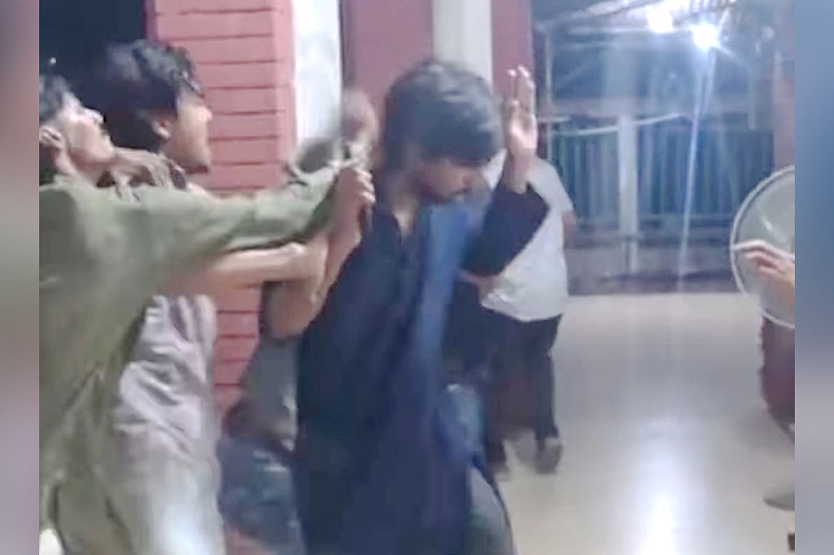 ডাকসু নেতা মুসাদ্দিক আলী ইবনে মোহাম্মদের ওপর হামলা। আজ বৃহস্পতিবার সন্ধ্যার পর এই হামলা হয়