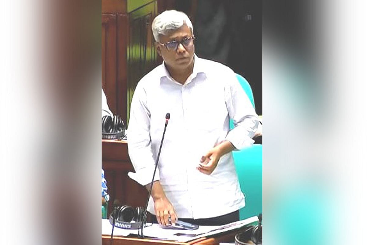 জাতীয় সংসদে বিদ্যুৎ ও জ্বালানি প্রতিমন্ত্রী অনিন্দ্য ইসলাম