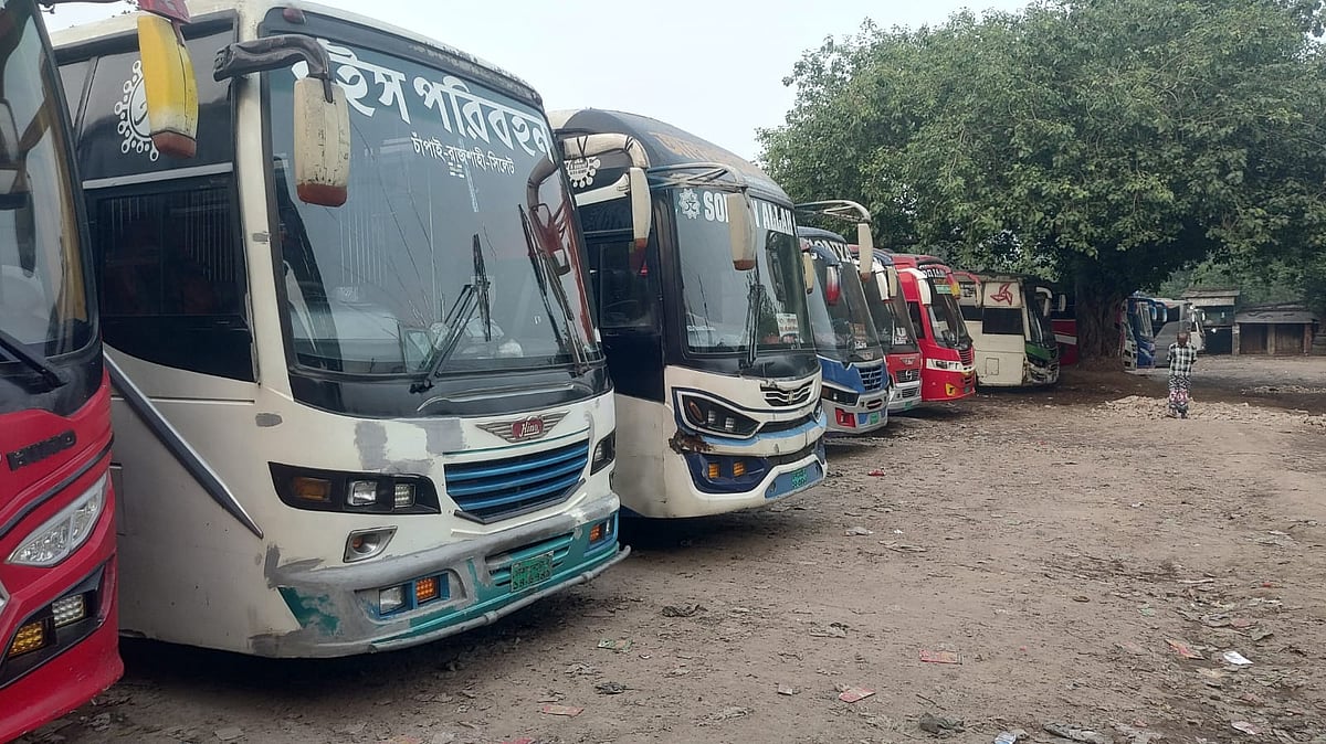 চাঁপাইনবাবগঞ্জ জেলা ট্রাক-ট্যাংকলরি ও কাভার্ডভ্যান শ্রমিক ইউনিয়নের শ্রমিকদের কর্মবিরতির কারণে বন্ধ রয়েছে বাস চলাচল। চাঁপাইনবাবগঞ্জের ঢাকা বাসস্ট্যান্ড দাঁড়িয়ে আছে দূরপাল্লার কোচ। শুক্রবার বিকেলে