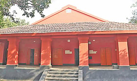 ৭৬ বছরের স্মৃতিতে খাপড়া ওয়ার্ড