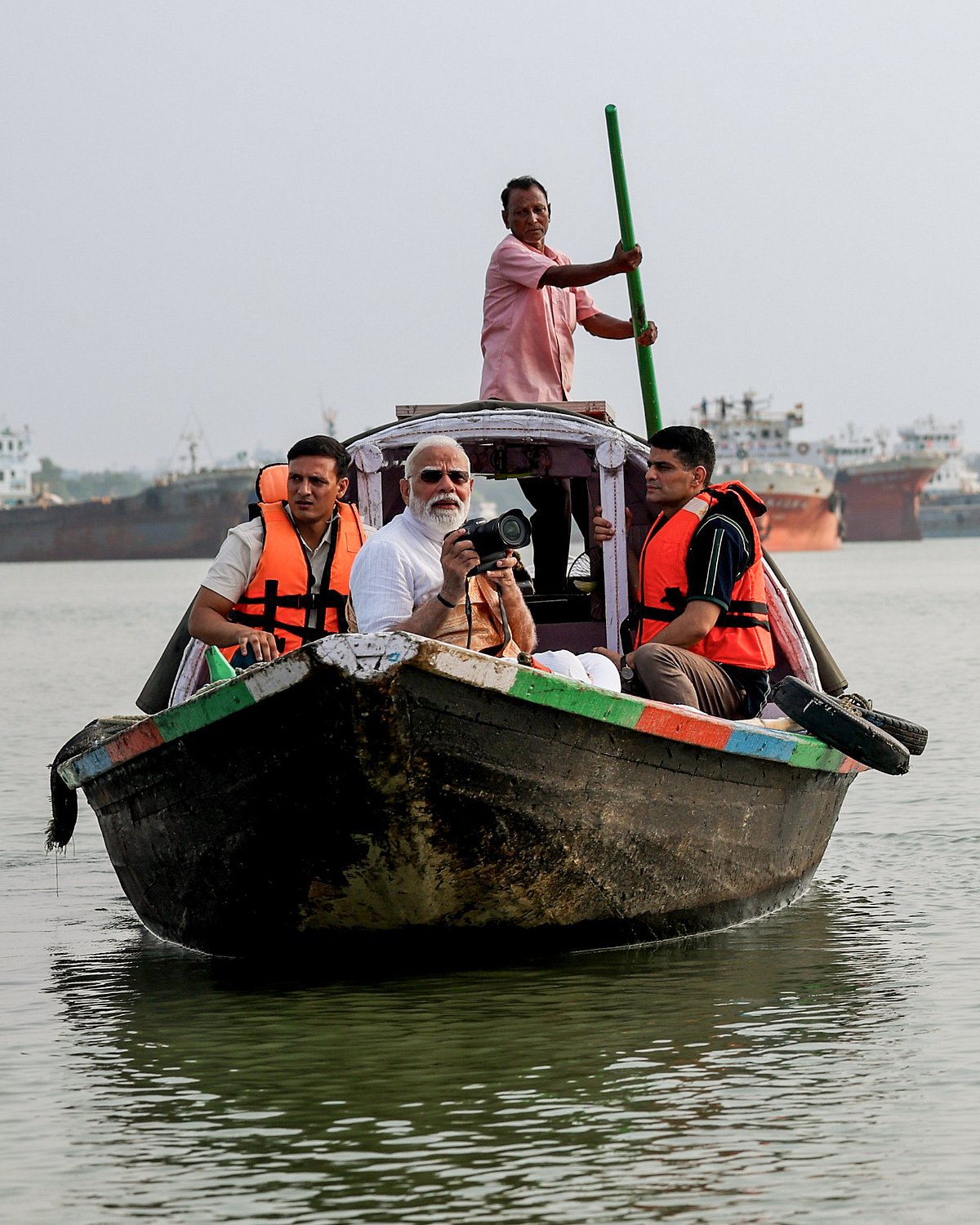 পশ্চিমবঙ্গের হুগলি নদীতে নৌকায় ঘুরছেন ভারতের প্রধানমন্ত্রী নরেন্দ্র মোদি। ২৪ এপ্রিল ২০২৬, কলকাতা